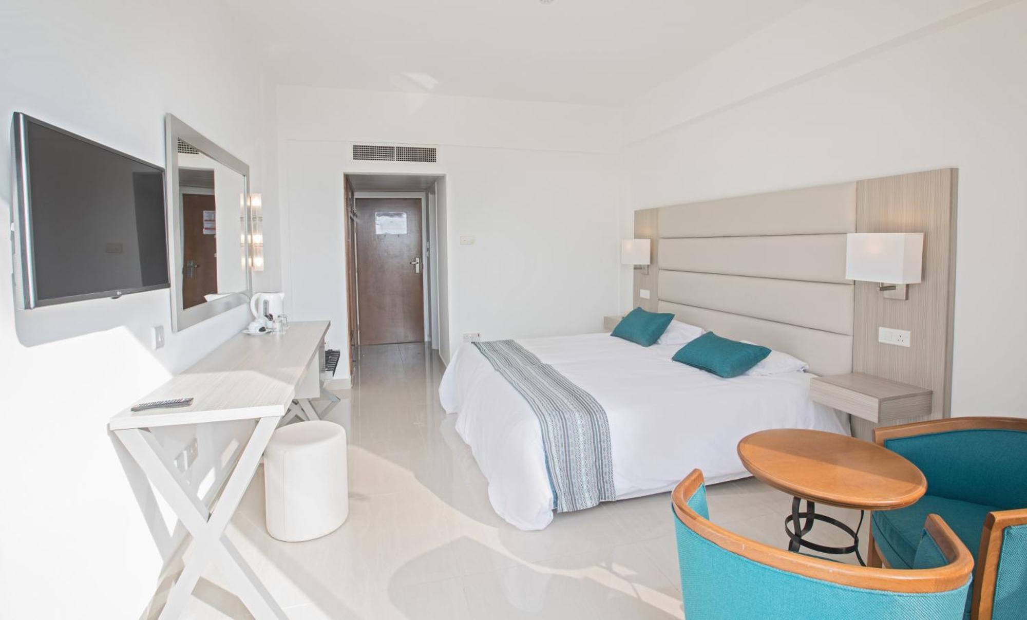 Standard Double or Twin Room with Side Sea View,691514301:JPEG